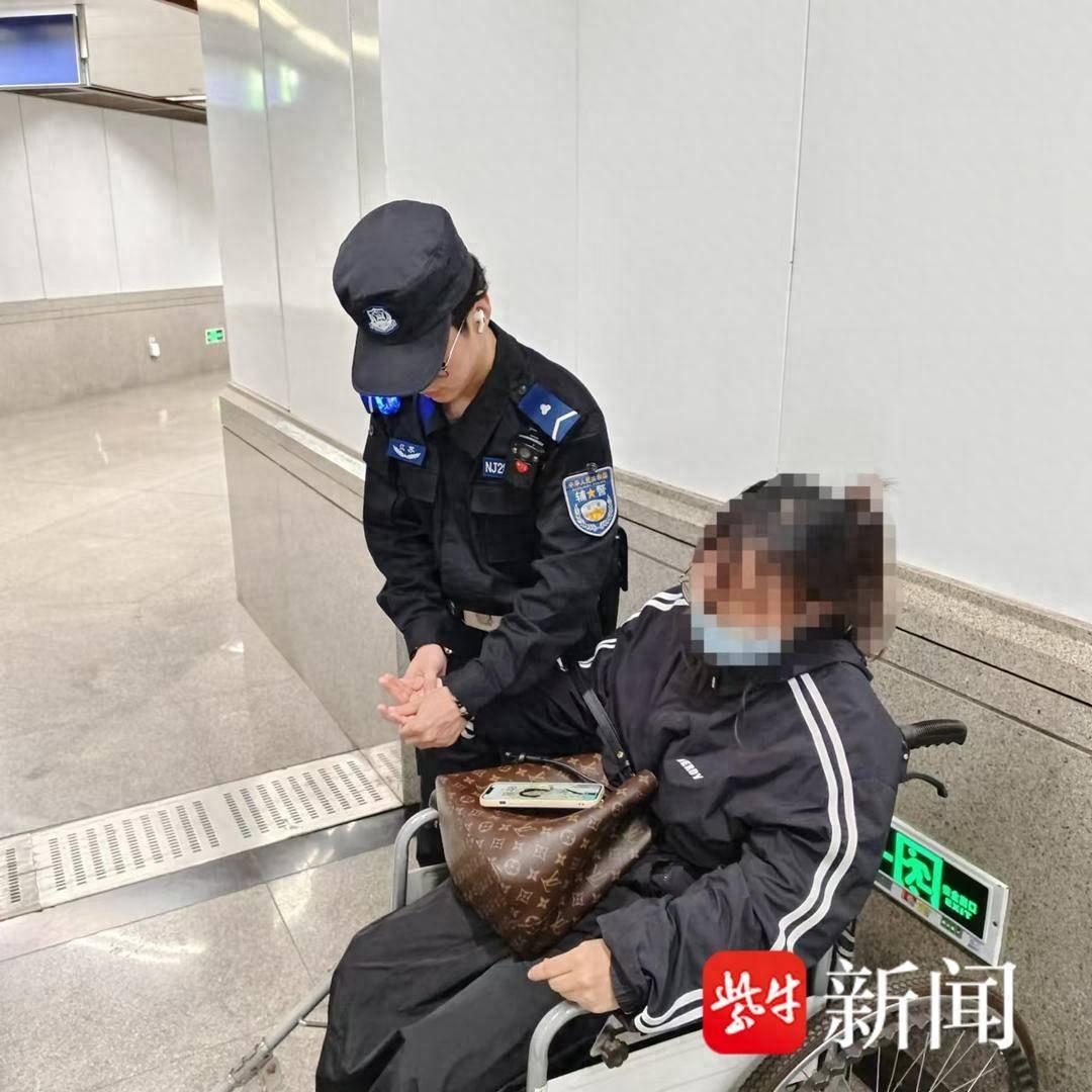 女子地铁内突发疾病，暖心辅警和站务人员紧急救助  第1张