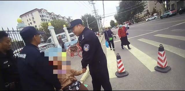 60 多岁大娘派出所门前突然瘫软，关键时刻副所长伸出援手  第2张