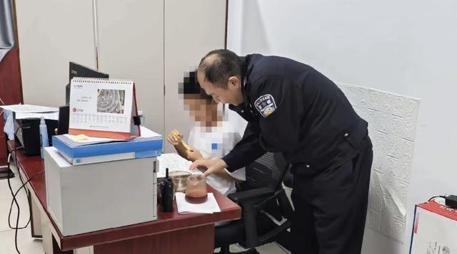 60 多岁大娘派出所门前突然瘫软，关键时刻副所长伸出援手  第3张