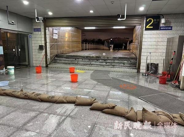 3 号线江湾镇 2 号出入口漏水，竟成水帘洞！市民艰难通行，车站做足了防范措施？  第2张
