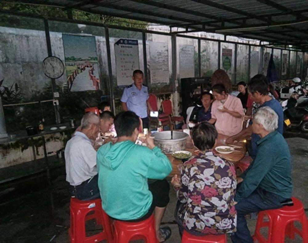 18 名受困群众雨夜求助，辅警一夜未眠拼凑桌椅板凳当床