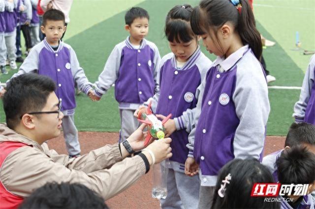 震撼！湘南学院大学生自制火箭发射器，点燃小学生航天梦  第1张