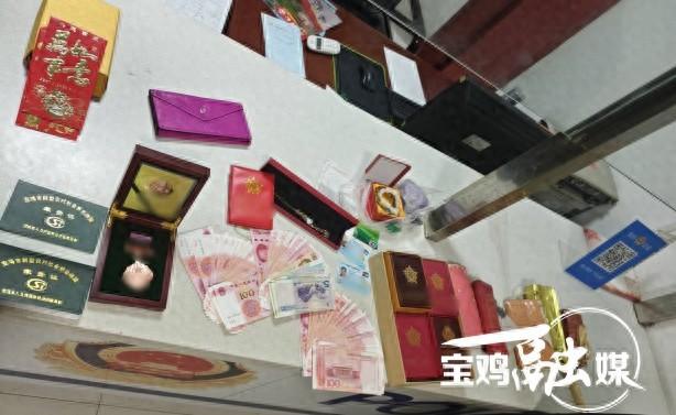 72 岁拾荒老人捡到一袋贵重物品，毫不犹豫上交派出所，背后原因令人动容  第1张