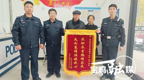 72 岁拾荒老人捡到一袋贵重物品，毫不犹豫上交派出所，背后原因令人动容  第2张