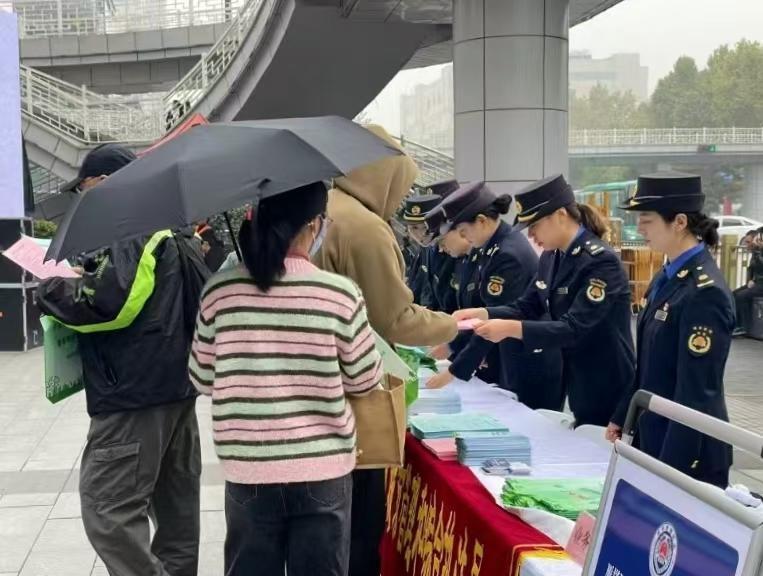 西安城管法律法规知识宣传月启动，你参与了吗？  第2张