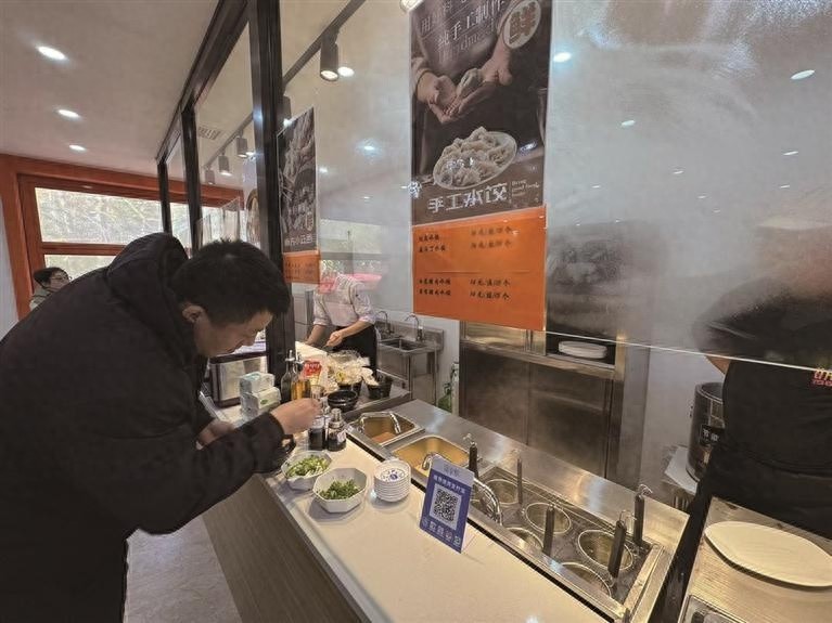 揭秘大连首家老年助餐食堂：70人同时就餐，明厨亮灶，食品安全有保障  第1张
