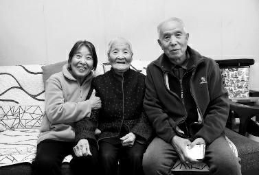 102岁老人精神矍铄，生活自理无碍，绕记者走一圈证明身体硬朗  第1张