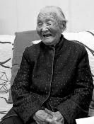102岁老人精神矍铄，生活自理无碍，绕记者走一圈证明身体硬朗  第2张