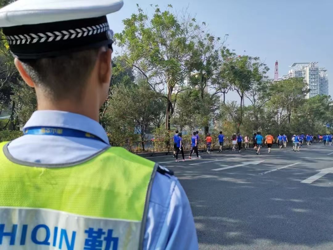 2024深圳马拉松今日开跑！交警全力护航，市民绿色出行，共创畅通赛事  第3张