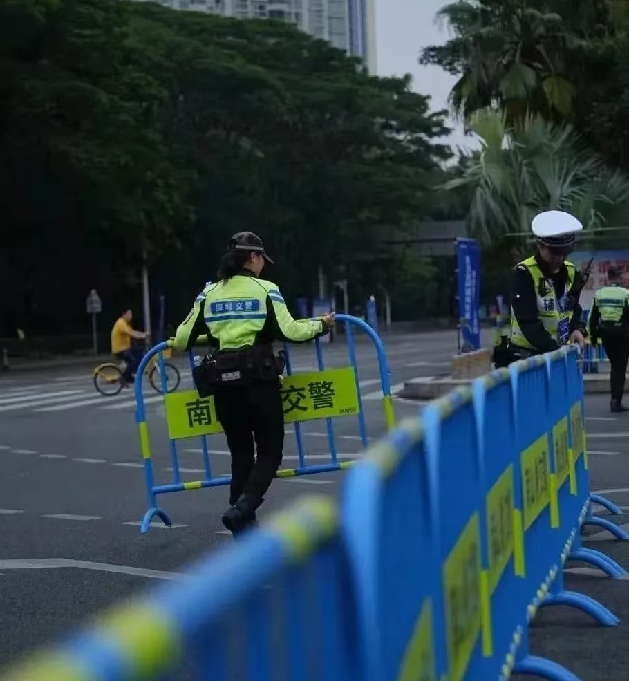 2024深圳马拉松今日开跑！交警全力护航，市民绿色出行，共创畅通赛事  第7张