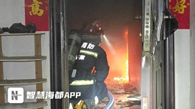 惊险！平潭小区10楼突发大火，消防5分钟破门救出被困男童，全程仅用1分钟  第1张
