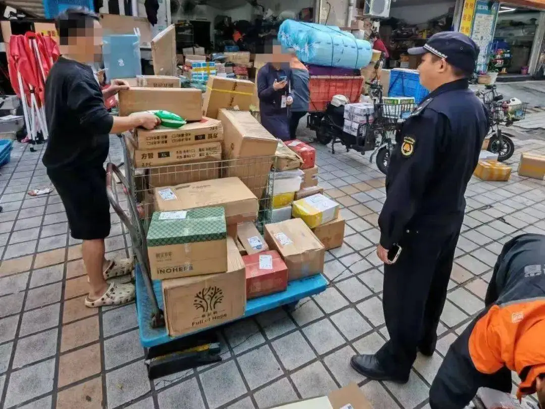 双十一快递堆积如山，上海杨浦区紧急出台新策略，还路于民