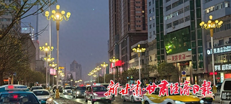 兰州轨道交通1号线路灯提前点亮，夜幕下的城市焕发新光彩