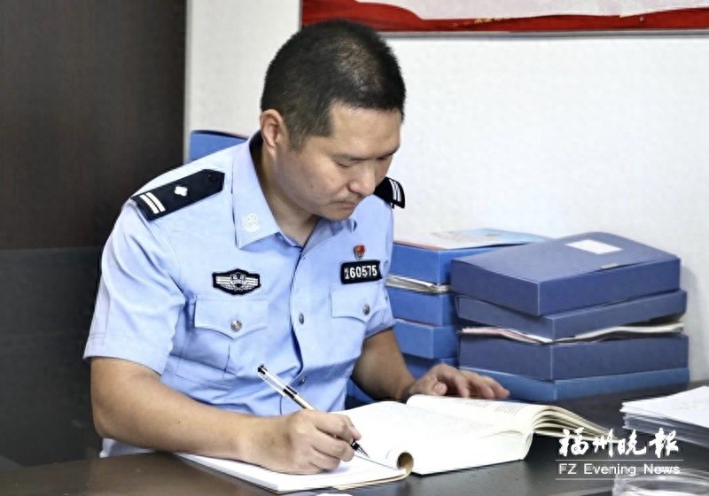 从警14年，他用‘轴’劲破案700余起，这位民警的故事让人动容  第1张