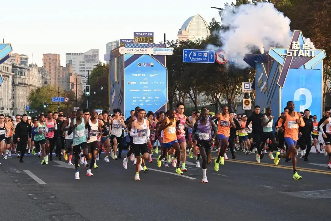 38000名跑者齐聚上海，2024马拉松大幕拉开，竞速轮椅组成新亮点  第5张
