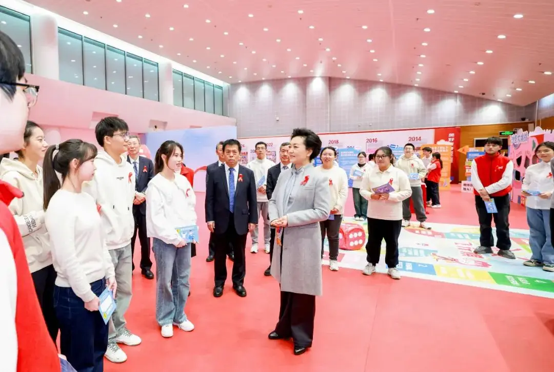 彭丽媛亲临北京科技大学，为防艾志愿者授旗，号召青春力量终结艾滋  第3张