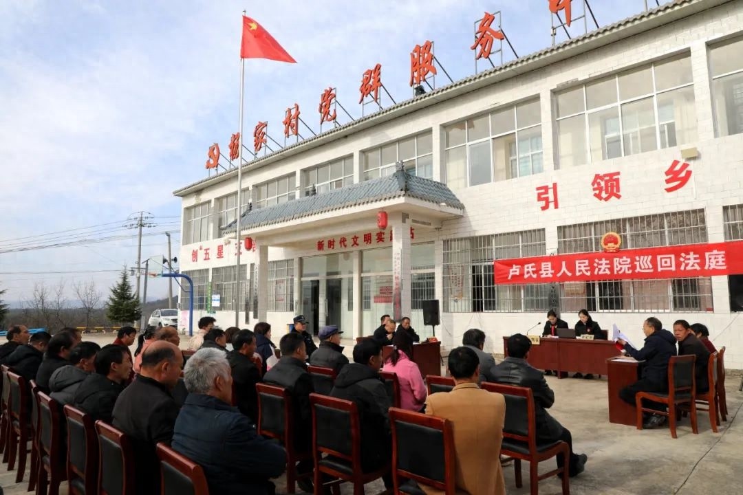 花甲老人同居十年未登记，法官巡回审理化解家事纠纷，现场调解促和解