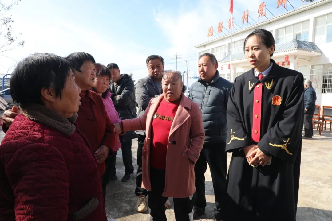 花甲老人同居十年未登记，法官巡回审理化解家事纠纷，现场调解促和解  第2张