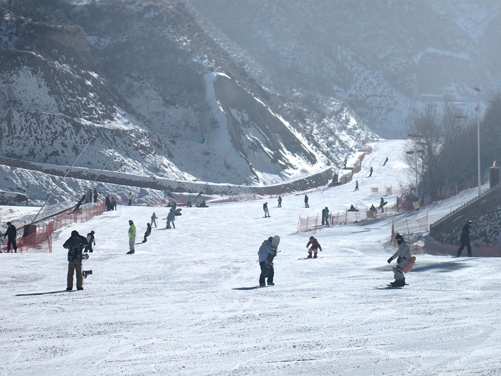 永靖凤凰岭滑雪场盛大开板，冰雪狂欢引爆甘青宁三省，你准备好了吗？  第1张