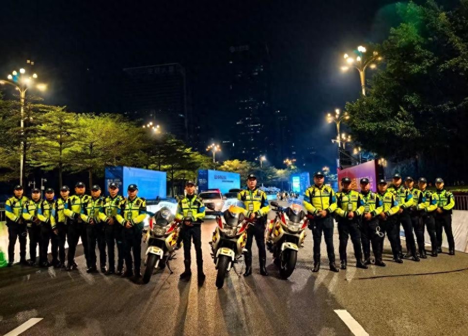 2024深圳马拉松：十年深马见证城市变迁，交警全力护航，市民热情参与  第1张