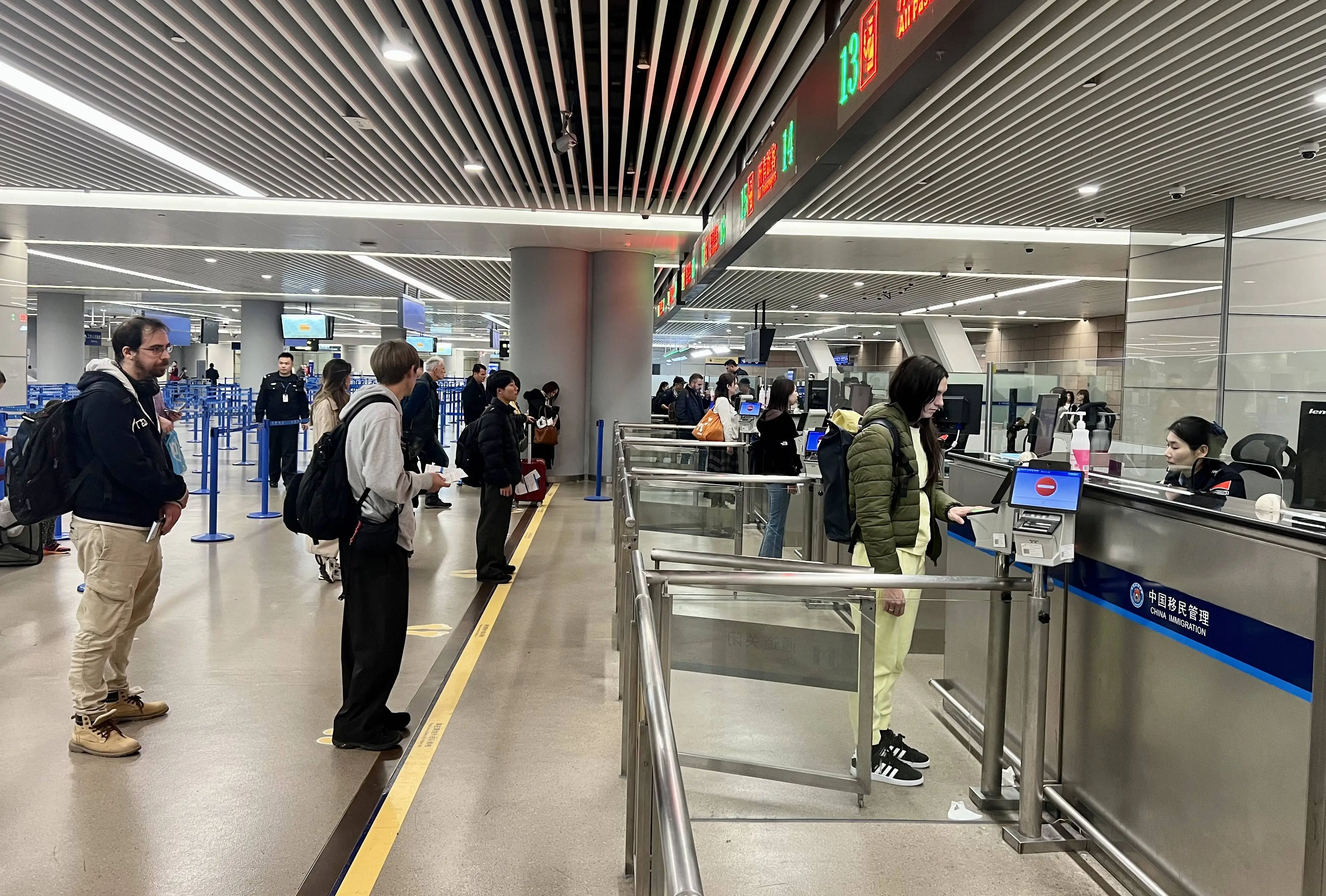 免签政策助力中国游火爆，入境外国人数量飙升至400余万人次  第1张