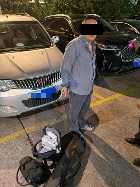 采耳摊惊现假耳屎骗局，市民花数千元体验后报警，警方迅速破案  第2张