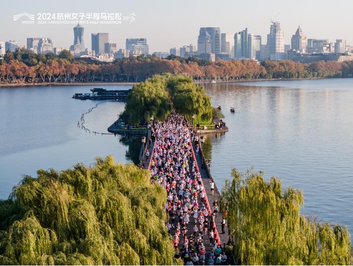 西湖畔，8000名女性跑者绽放魅力，2024杭州女子半程马拉松惊艳开跑  第3张