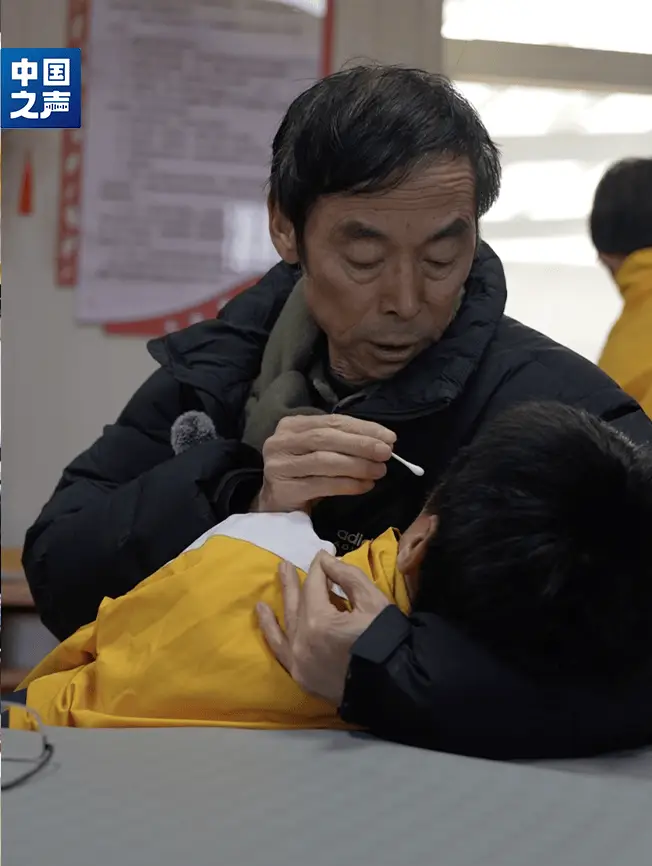 独家揭秘：郭小平与他的红丝带学校，20年守护艾滋病儿童的感人故事  第4张