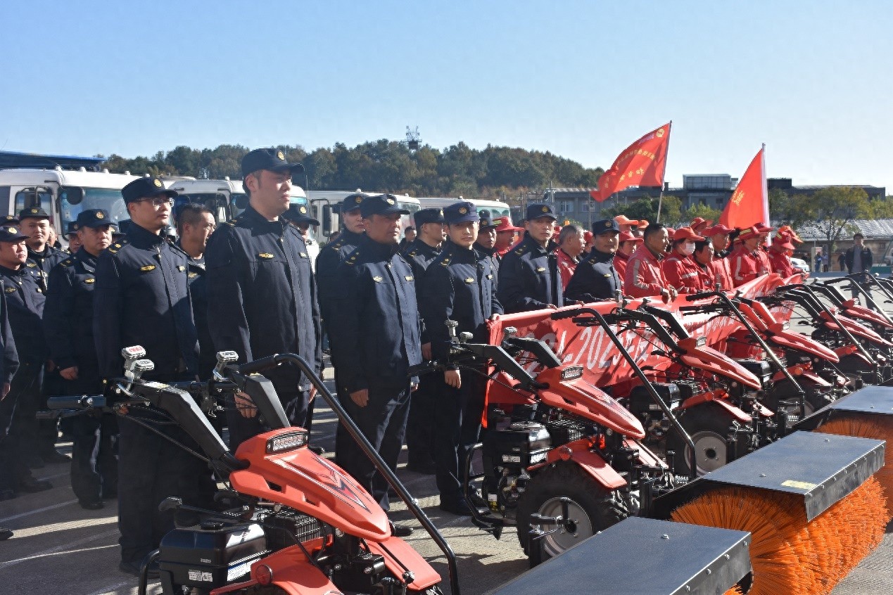 鼓楼区城管局开展扫雪除冰应急演练，592人队伍实战检验装备效能  第1张