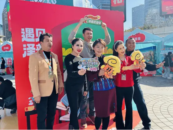 初冬沪喀文化交融盛宴：东方明珠塔下遇见喀什，探秘新疆非遗与美食的奇妙邂逅  第2张