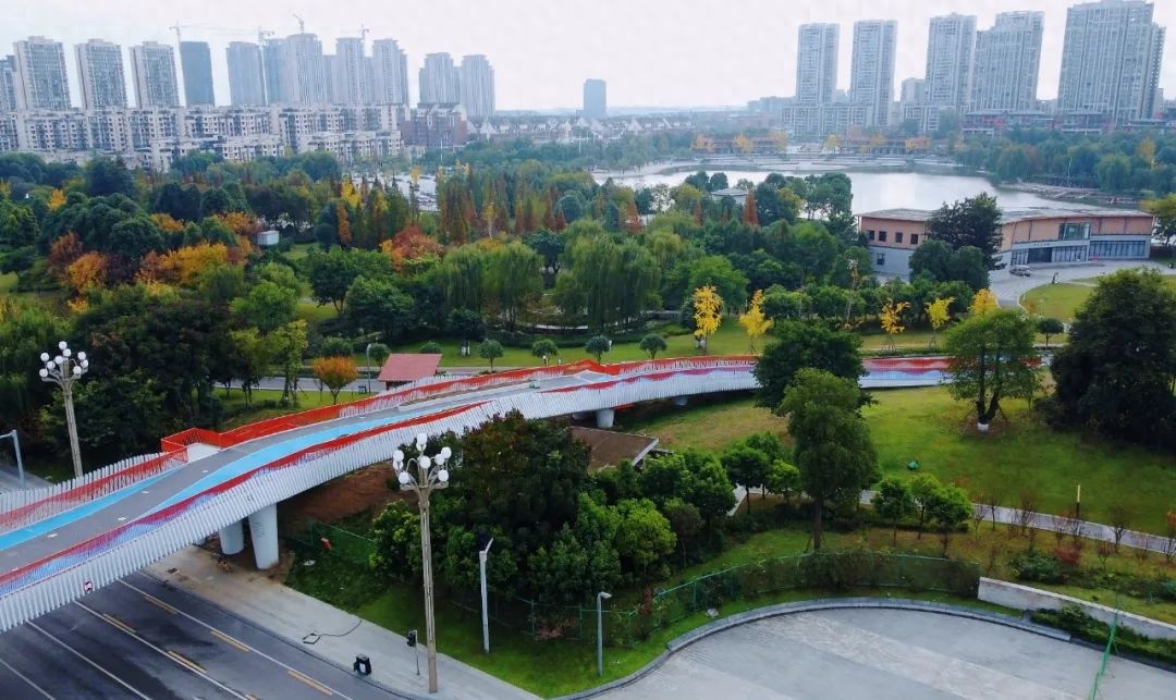 什邡首座人行天桥即将完工，308米异形结构挑战极限，网红格栅造型惊艳亮相