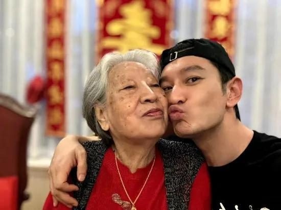 95岁姥姥离世，黄晓明深情回忆：最后一次紧握的手，是爱的温度  第3张