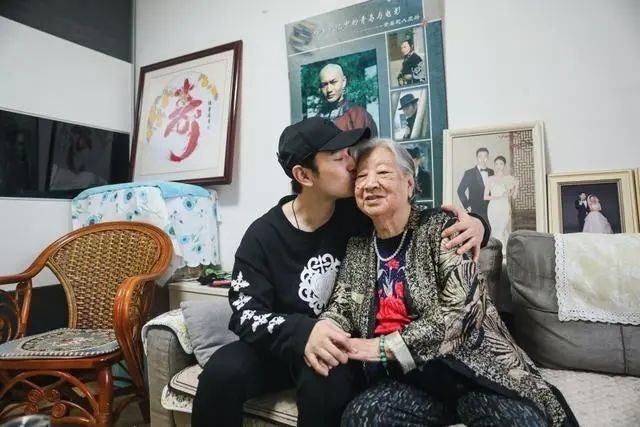 95岁姥姥离世，黄晓明深情回忆：最后一次紧握的手，是爱的温度  第4张