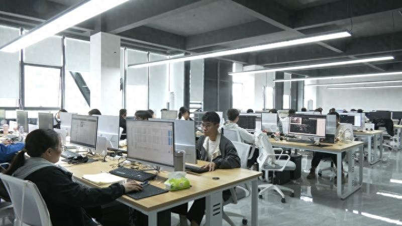 持证上岗：从4000元月薪到职业巅峰，他们的故事正在改变未来  第1张