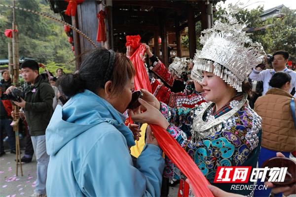 2024年靖州侗年节盛大启幕：侗族同胞与游客共庆，民俗活动轮番上演，年味十足  第2张