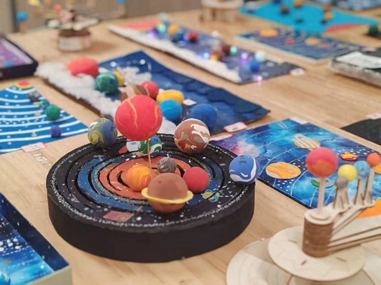 探秘太阳系：学生手工模型大赛，带你走进星空的奇幻世界  第1张