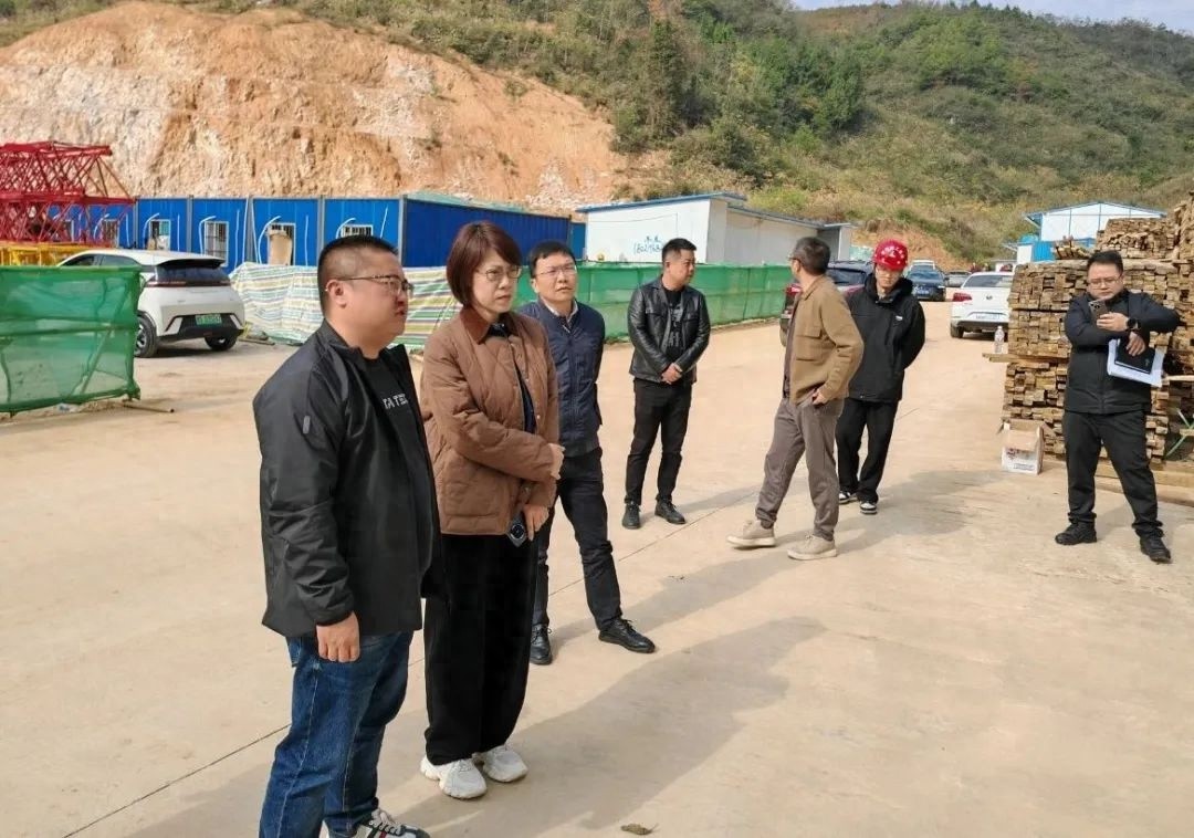 省发改委副主任吴倩率队调研铜仁市项目，强调抢抓最后30天施工期，确保安全和质量  第1张