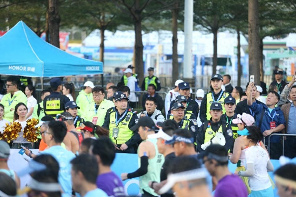 2024深圳马拉松：2万名跑者迎晨光，警密护航铸最安全赛道