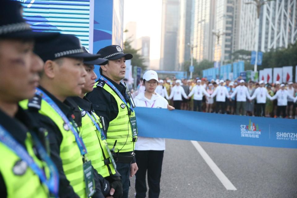 2024深圳马拉松：2万名跑者迎晨光，警密护航铸最安全赛道  第2张