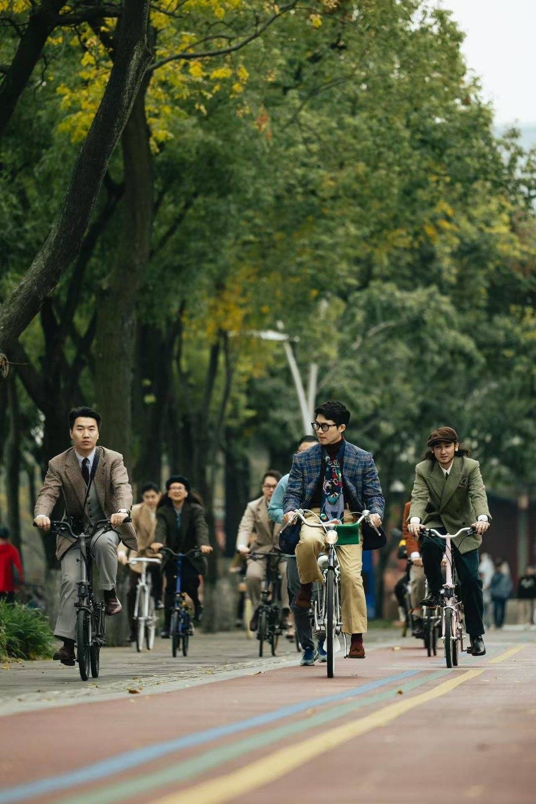 揭秘：几十人绅装骑行为何引发网络巨大争议？组织者回应：我们习惯了  第1张