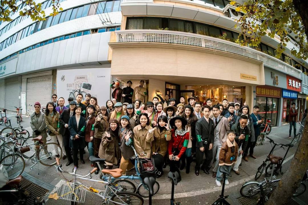 揭秘：几十人绅装骑行为何引发网络巨大争议？组织者回应：我们习惯了  第2张