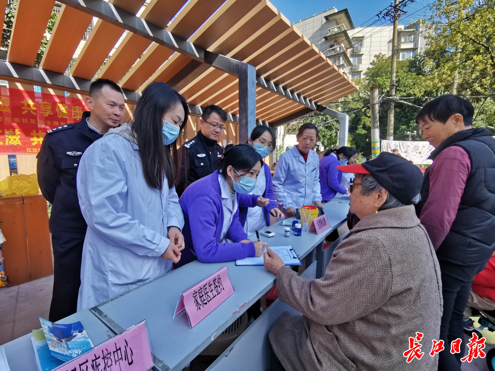 红马甲医者白携手藏青蓝，终结艾滋，共享健康防艾，社区共治温暖人心  第2张