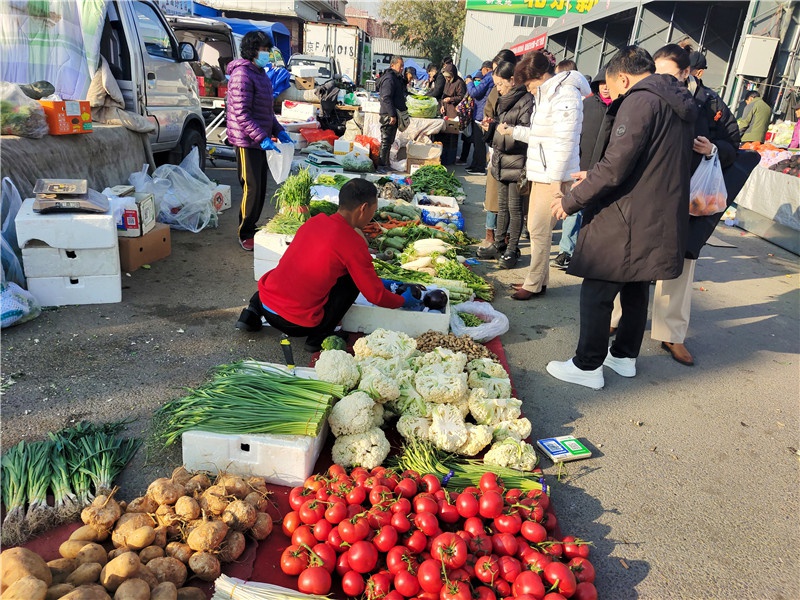 北京新发地大集：农副产品比超市便宜40%，每天清晨5点开市，烟火气十足  第1张