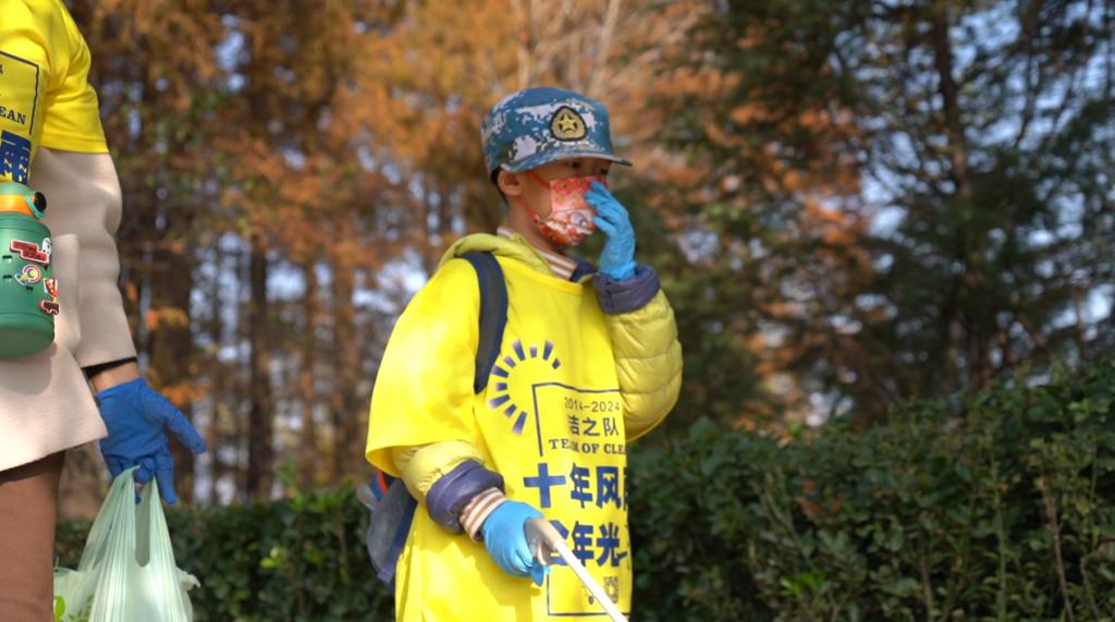 黄马甲志愿者十年坚守：450周不间断，20吨垃圾见证青岛环保力量  第2张