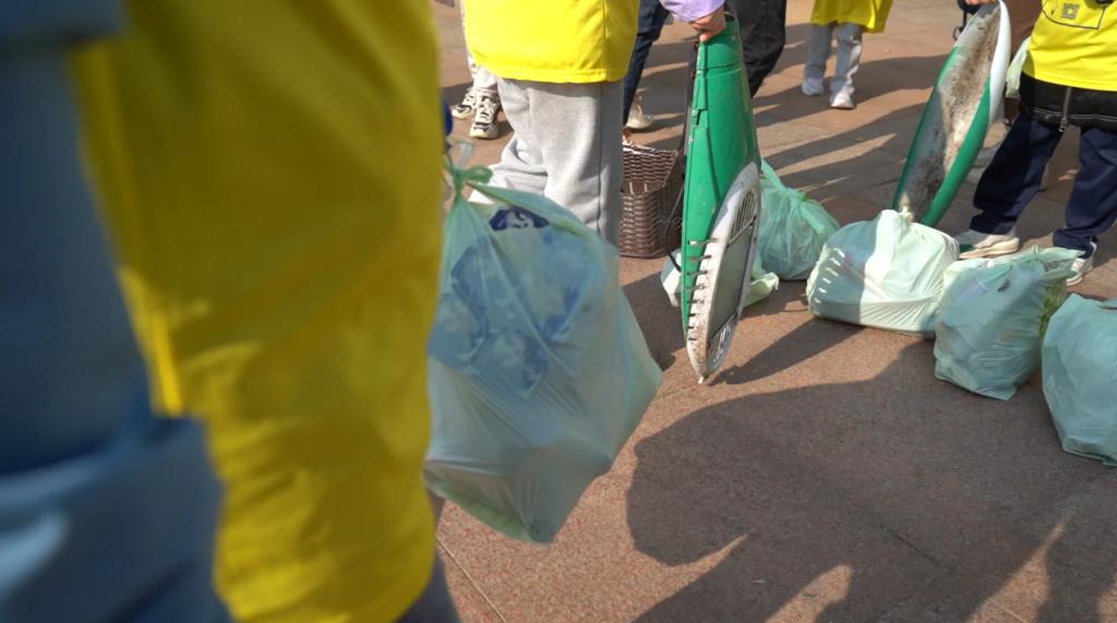 黄马甲志愿者十年坚守：450周不间断，20吨垃圾见证青岛环保力量  第3张