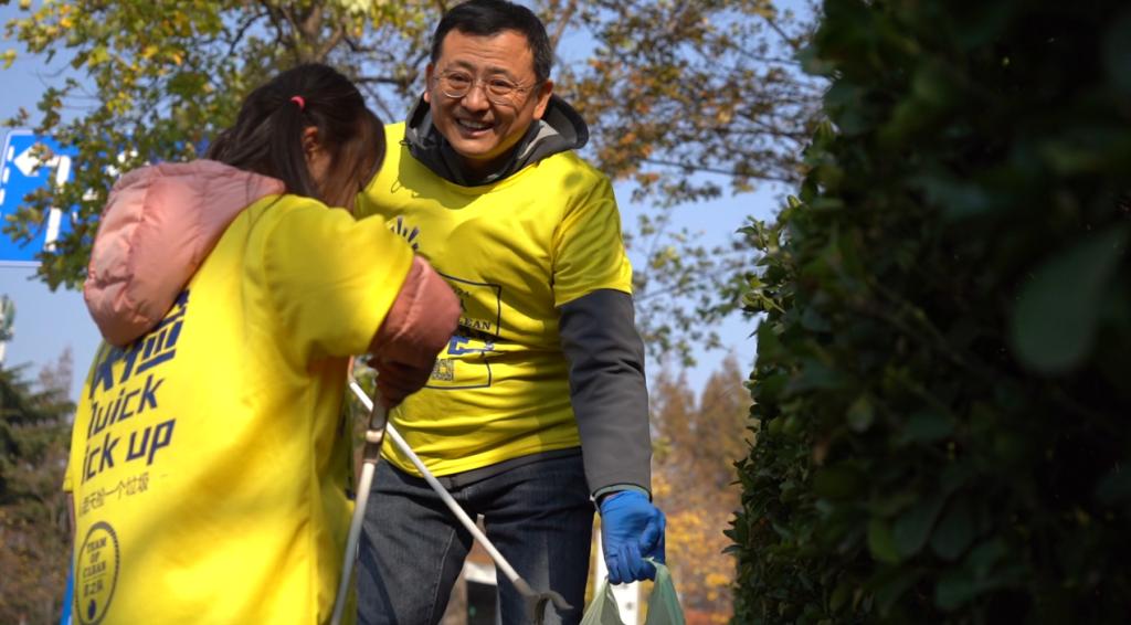 黄马甲志愿者十年坚守：450周不间断，20吨垃圾见证青岛环保力量  第4张