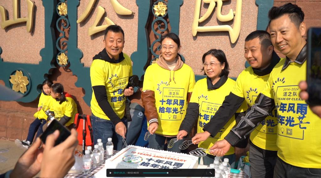 黄马甲志愿者十年坚守：450周不间断，20吨垃圾见证青岛环保力量  第5张