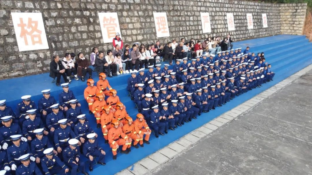 家队团圆，情暖新蓝：揭秘消防员家属开放日，幸福笑容背后的故事