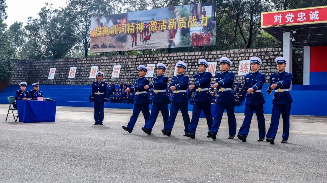 家队团圆，情暖新蓝：揭秘消防员家属开放日，幸福笑容背后的故事  第2张