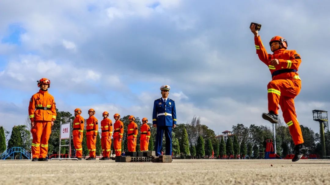 家队团圆，情暖新蓝：揭秘消防员家属开放日，幸福笑容背后的故事  第3张